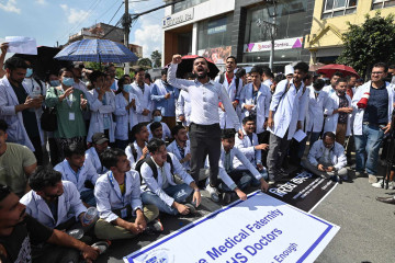 कुटपिटको विरोधमा डाक्टरहरूको आन्दोलन, 'अब तिम्रो अपरेशन नेताले गर्छन्' (तस्वीरहरू)
